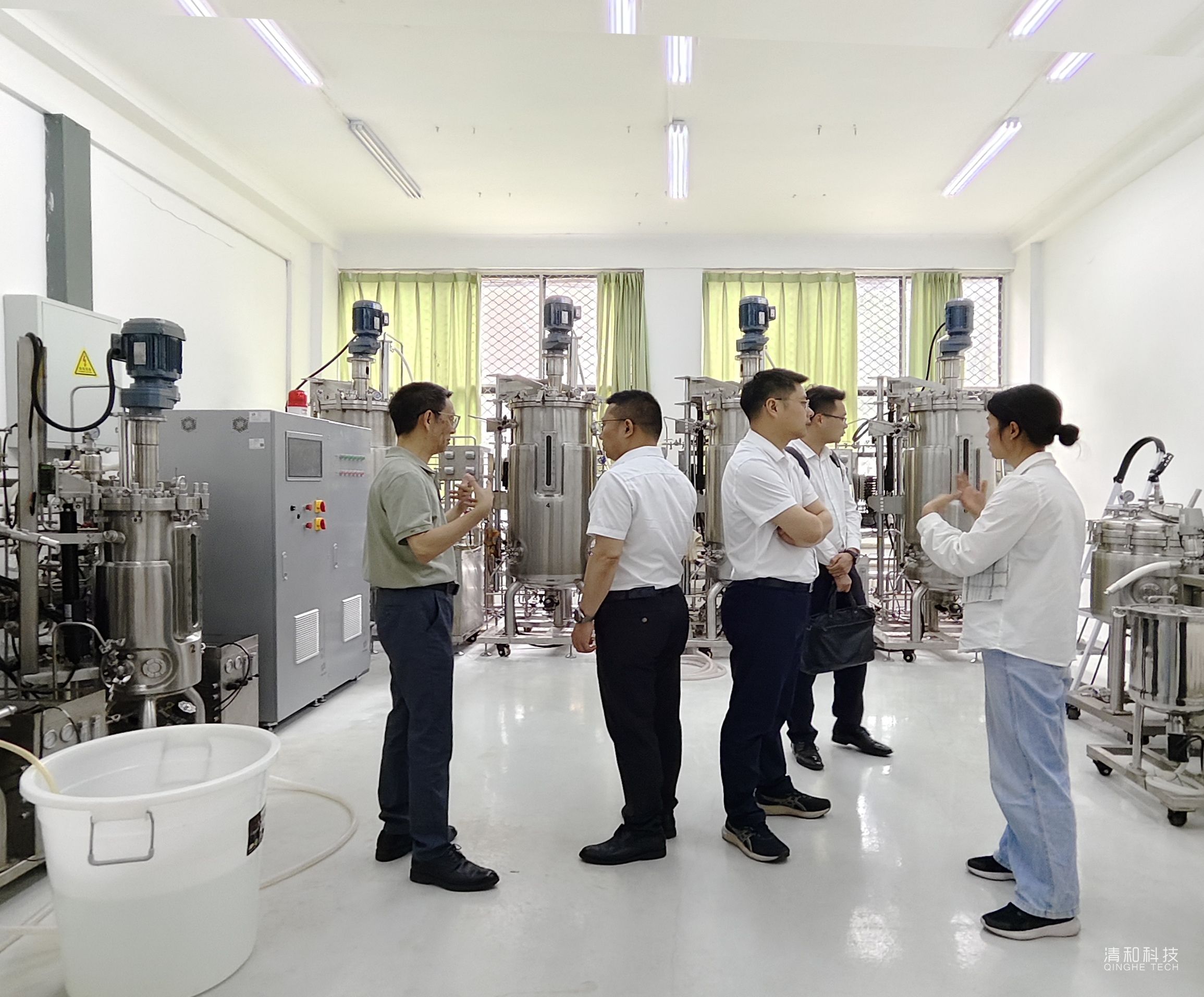 参观中试实验设备2_副本.jpg